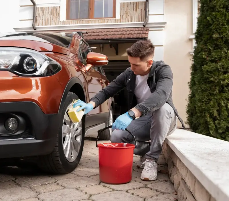 Lavage auto à domicile Gambsheim : professionnel intervenant sur un véhicule